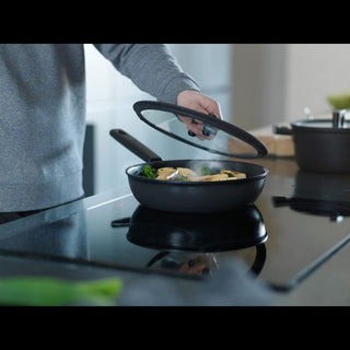 Fiskars | Hard Face Sauté Pan | 2.2L | 24 cm | With Lid